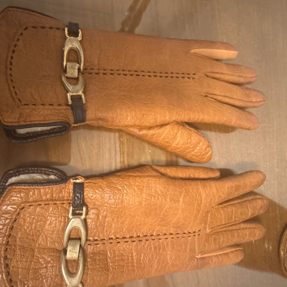 Classic vintage winter gloves by Aris, known for their popular Snuggler style.
